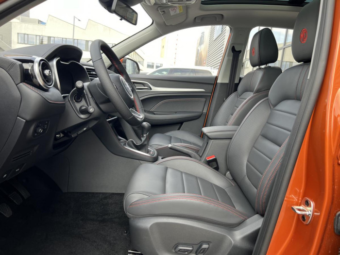 MG ZS ELEGANCE - ZIMNÍ PNEU ZDARMA* 1.0 Elegance