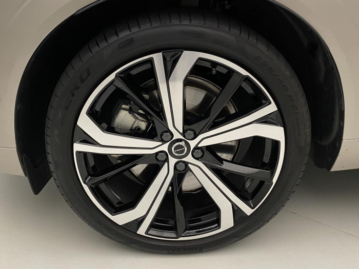 Volvo XC60 B5 AWD ULTIMATE REZERVACE