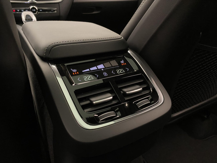 Volvo XC60 B5 AWD ULTRA DARK AUT CZ 1.maj