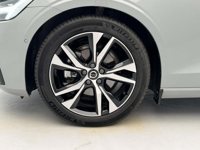 Volvo V60 B4 PLUS DARK AUT 1.maj.