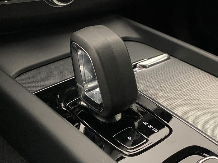 Volvo XC60 B4 AWD PLUS DARK REZERVACE