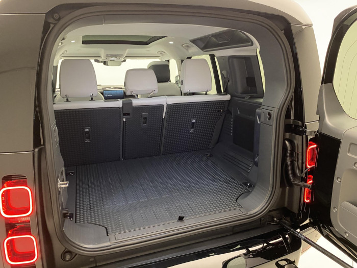 Land Rover Defender 110 D300 X-D HSE REZERVACE 3.0 d d