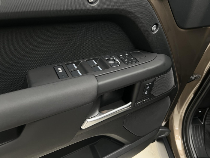 Land Rover Defender 110 D250 X-DYNAMIC SE AWD Aut 3.0 d Dynamic SE