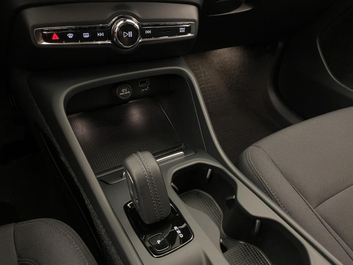 Volvo XC40 B4 AWD MOMENTUM AUT REZERVACE 2.0 Momentum