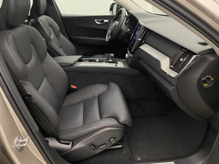Volvo XC60 B4 AWD PLUS DARK AUT CZ