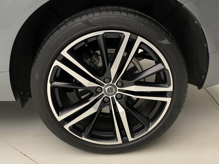 Volvo XC60 B5 AWD R-DESIGN REZERVACE