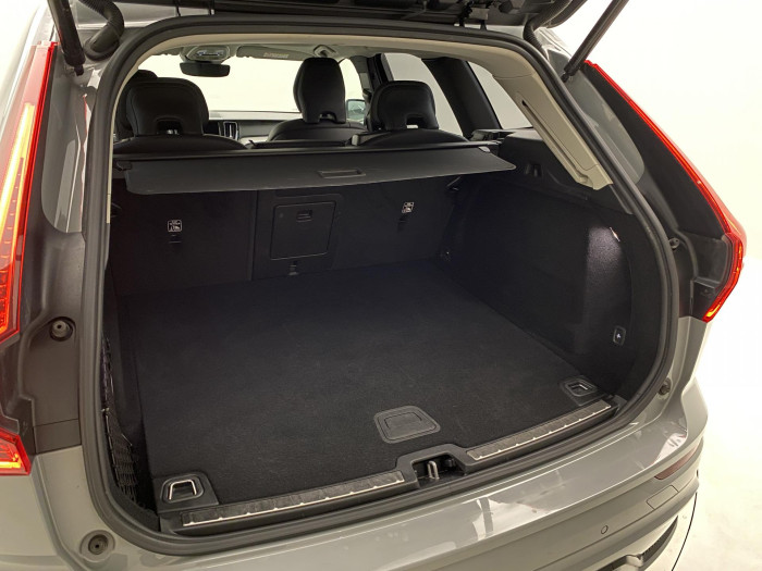 Volvo XC60 B4 AWD PLUS DARK AUT 1.maj