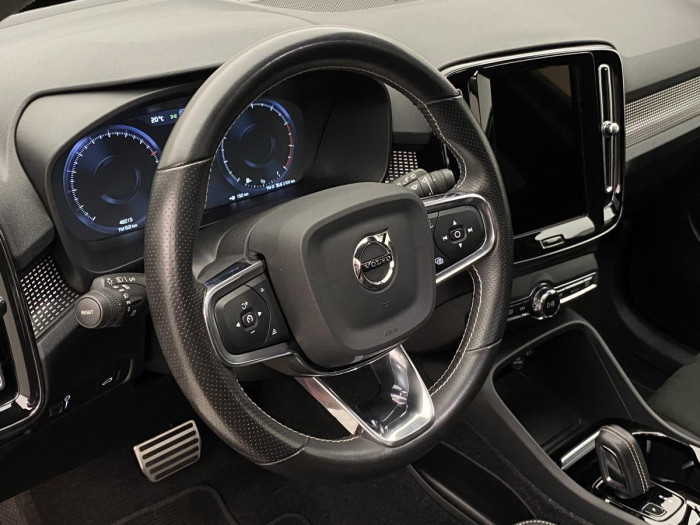 Volvo XC40 B5 AWD R-DESIGN REZERVACE