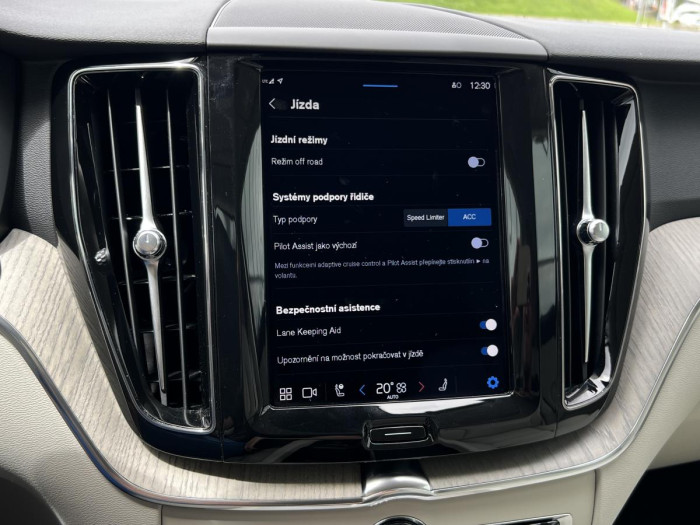Volvo XC60 B4 PLUS BRIGHT Aut REZERVACE