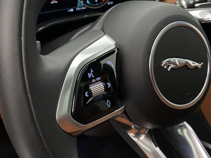 Jaguar F-Pace D200 R-DYNAMIC REZERVACE 2.0 d Dynamic