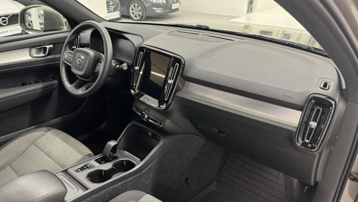 Volvo XC40 B4 MOMENTUM REZERVACE 2.0 Momentum