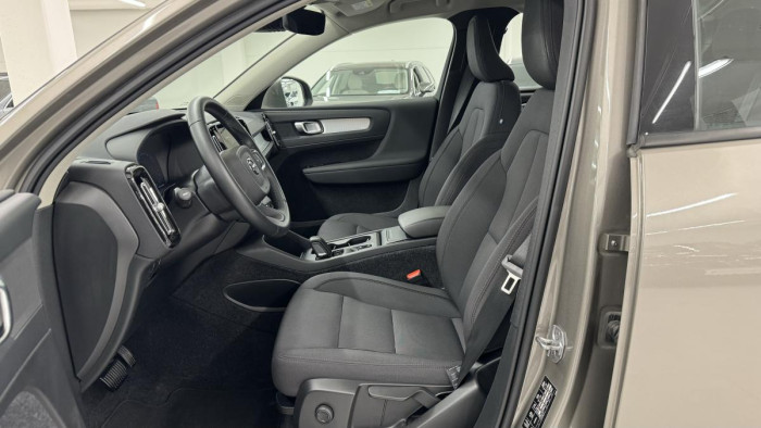 Volvo XC40 B4 AWD MOMENTUM REZERVACE 2.0 Momentum