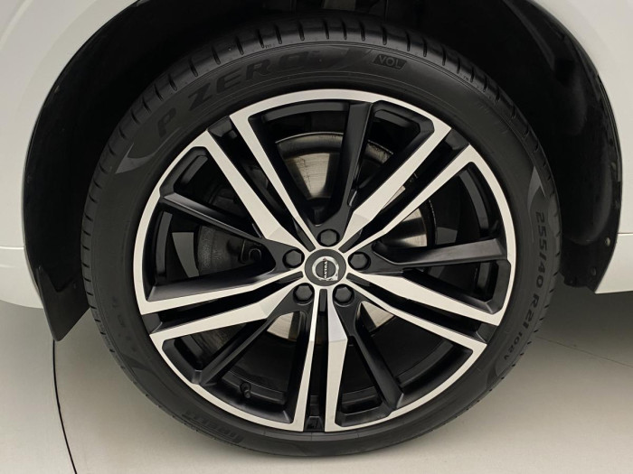 Volvo XC60 B5 AWD R-DESIGN REZERVACE
