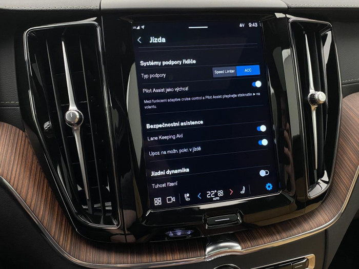 Volvo XC60 B4 AWD ULTIMATE AUT REZERVACE