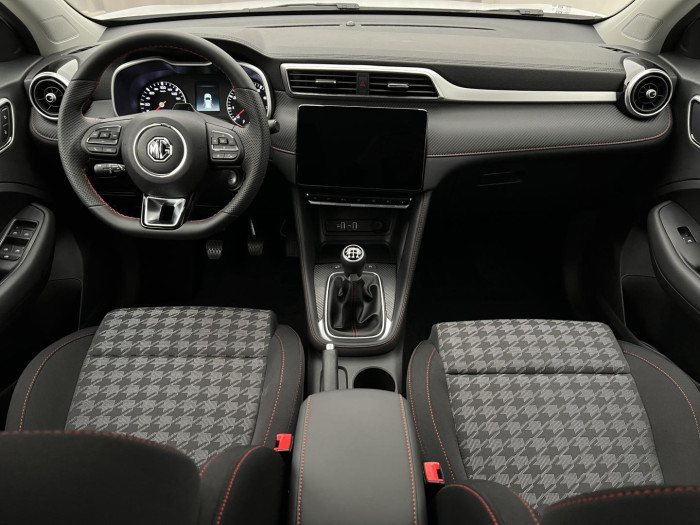 MG ZS ESSENTIAL PLUS 1.5. AKCE-20TIS