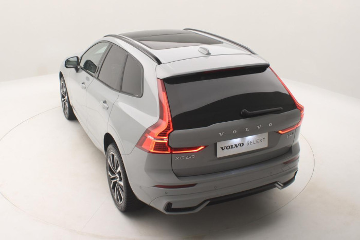 Volvo XC60 B4 AWD ULTIMATE DARK REZERVACE