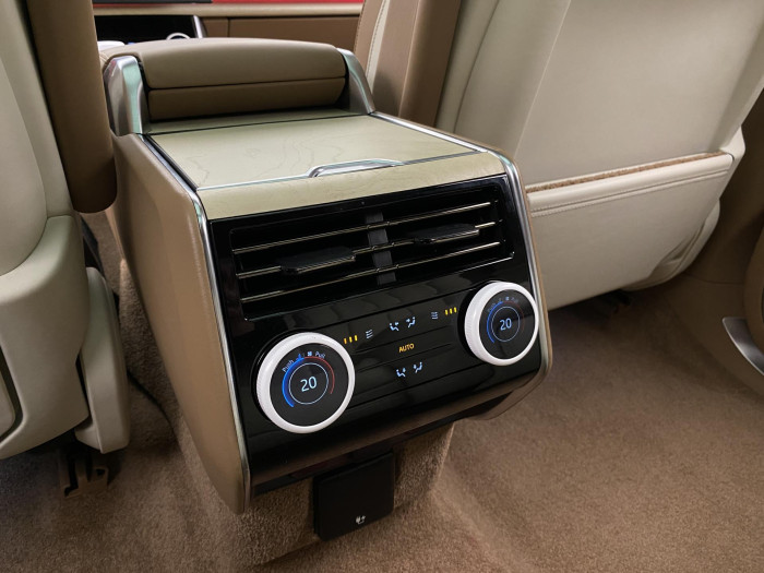 Land Rover Range Rover SV P530 LWB 1.maj.