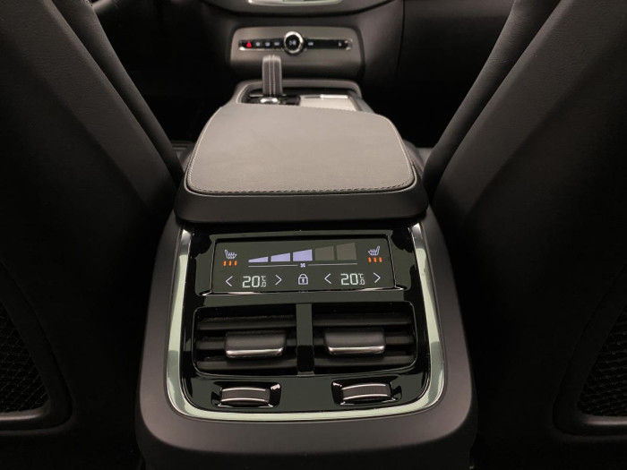 Volvo XC90 T8 AWD R-DESIGN REZERVACE