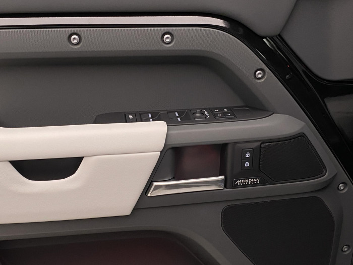 Land Rover Defender 110 D300 X-D HSE REZERVACE 3.0 d d