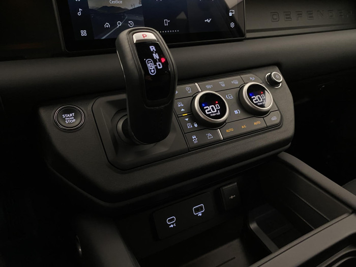 Land Rover Defender D300 SE AWD AUT CZ REZERVACE 3.0 d SE