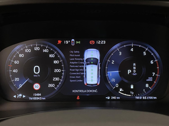 Volvo XC40 B4 MOMENTUM AUT REZERVACE 2.0 Momentum