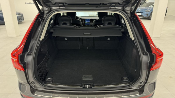 Volvo XC60 B4 PLUS DARK REZERVACE 2.0 Plus