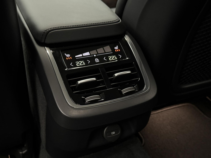 Volvo V60 B4 PLUS DARK 1.maj