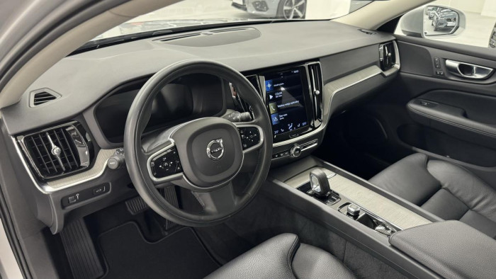 Volvo V60 CROSS COUNTRY B4 REZERVACE