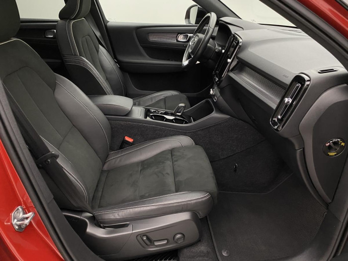 Volvo XC40 B5 AWD R-DESIGN REZERVACE