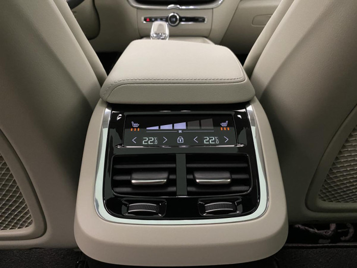 Volvo XC60 B5 AWD ULTIMATE AUT REZERAVCE