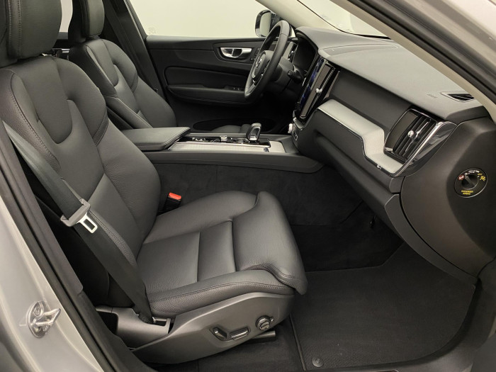 Volvo XC60 B4 PLUS DARK AUT 1.maj