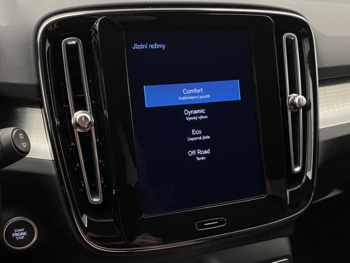 Volvo XC40 B4 AWD MOMENTUM AUT REZERVACE 2.0 Momentum