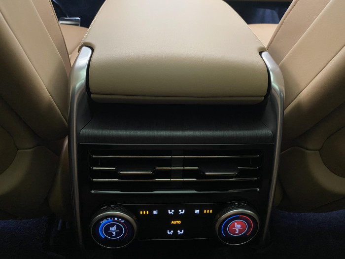 Land Rover Range Rover P550e AUTOBIOGRAPHY SWB