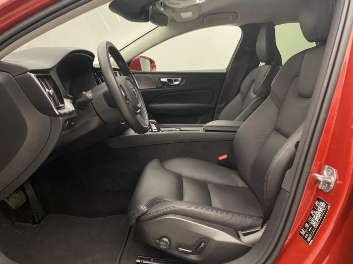 Volvo V60 B4 MOMENTUM AUT REZERVACE 2.0 Momentum