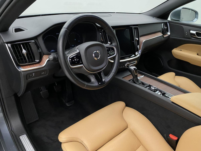 Volvo V60 D3 MOMENTUM NAVIGACE REZERVACE 2.0 d Momentum