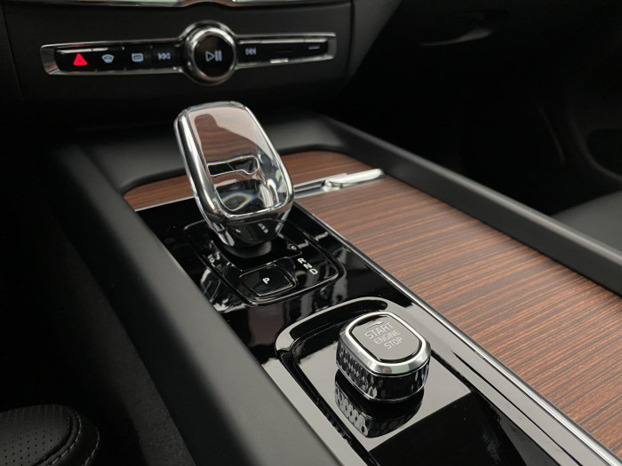 Volvo XC60 T6 AWD PLUS DARK REZERVACE