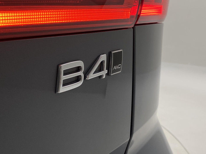 Volvo XC60 B4 AWD DARK PLUS AUT