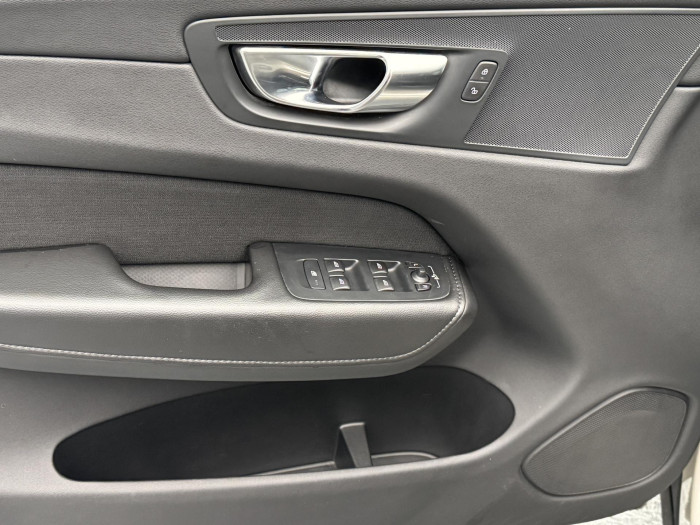 Volvo XC60 B4 MOMENTUM PRO AUT CZ 2.0 Momentum