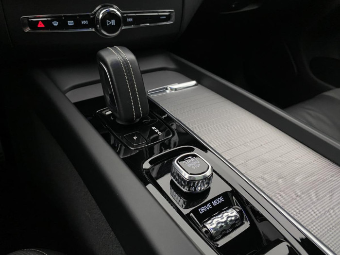 Volvo XC60 B4 AWD R-DESIGN AUT REZERVACE