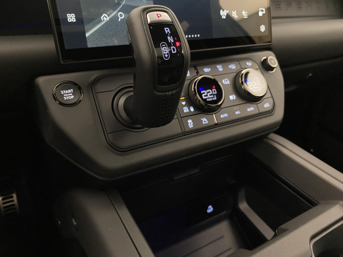 Land Rover Defender OCTA BLACK P635