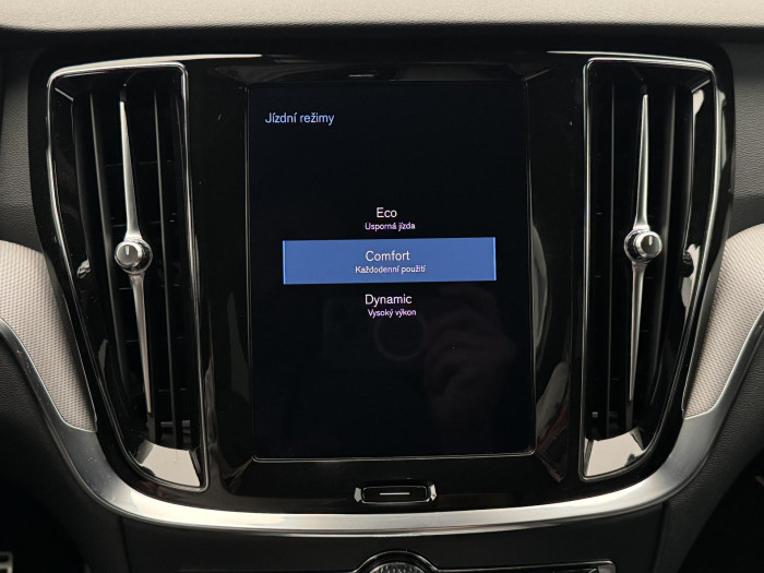 Volvo V60 B4 R-DESIGN AUT REZERVACE