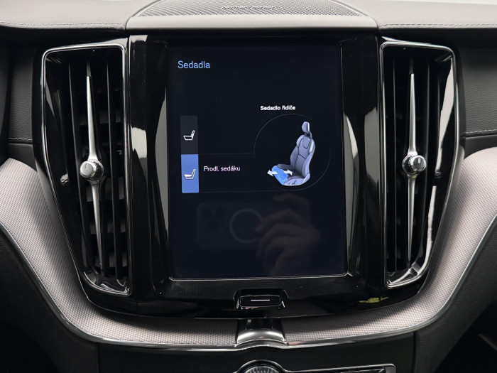 Volvo XC60 T8 AWD RECHARGE REZERVACE