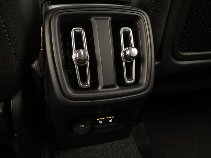 Volvo XC40 B4 MOMENTUM AUT REZERVACE 2.0 Momentum