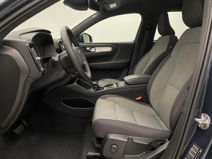Volvo XC40 B4 MOMENTUM AUT REZERVACE 2.0 Momentum