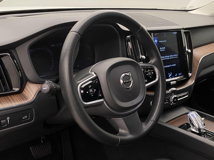 Volvo XC60 B4 AWD INSCRIPTION REZERVACE