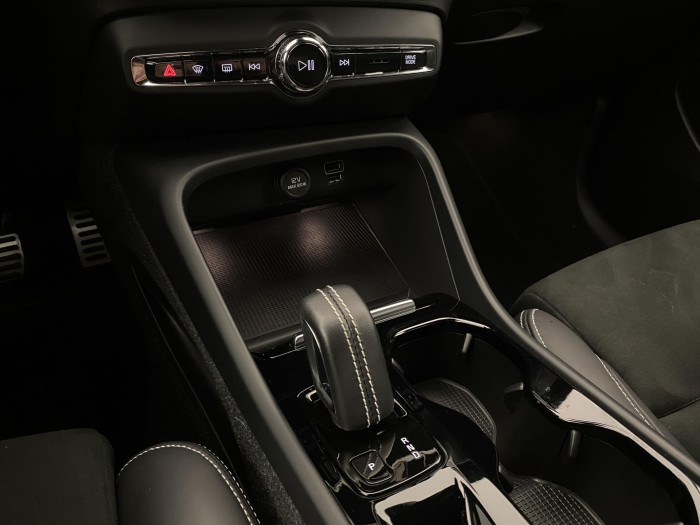 Volvo XC40 B4 AWD R-DESIGN AUT CZ
