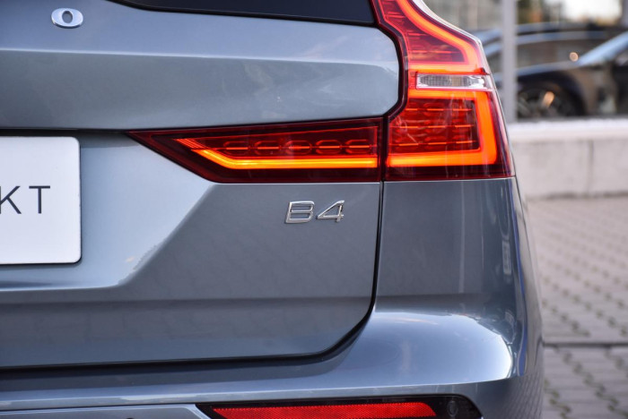 Volvo V60 B4 MOMENTUM ADV. REZERVACE 2.0 Momentum