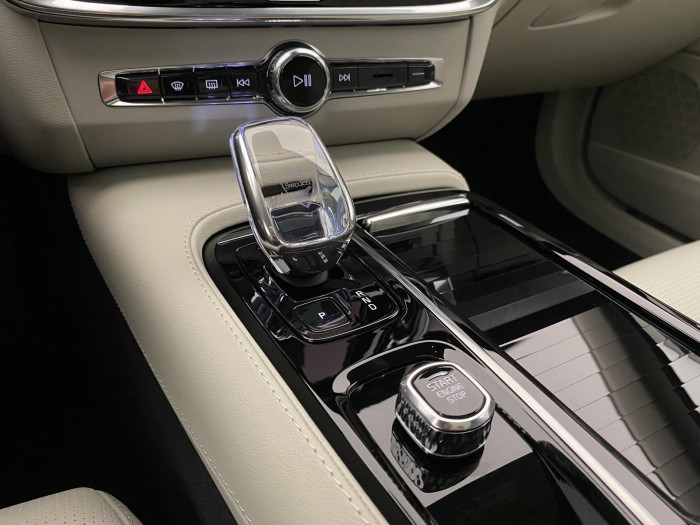 Volvo V90 T8 AWD Plug-in DARK ULTRA