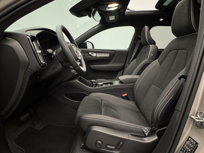 Volvo XC40 B4 ULTIMATE DARK 1.maj CZ