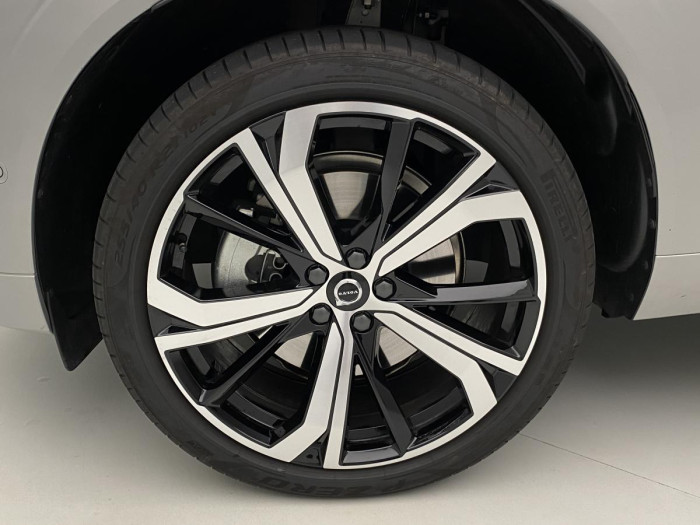 Volvo XC60 B5 AWD ULTIMATE AUT REZERVACE